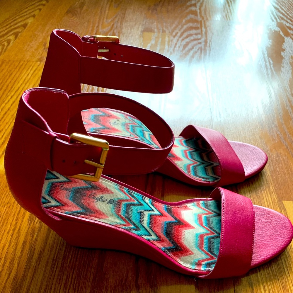 Size 10 fuschia low wedge heel , very comfortable. Worn a few times .